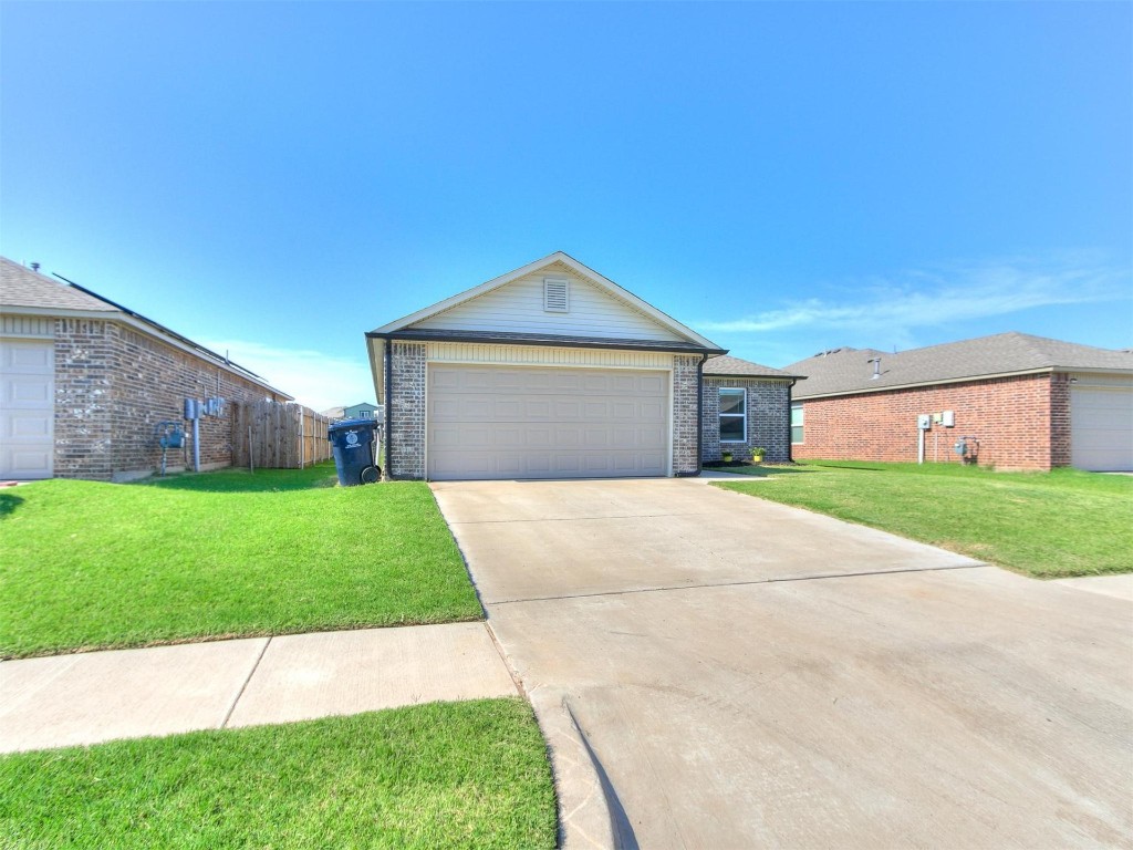 9521 NW 121st Street, Yukon, OK 73099 ranch-style home featuring a front yard