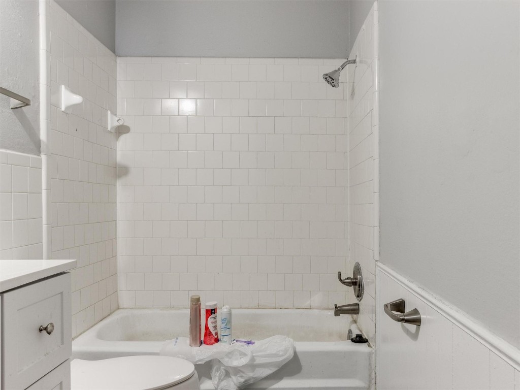 401 SE 12th Avenue, #284, Norman, OK 73071 full bathroom with vanity and tiled shower / bath