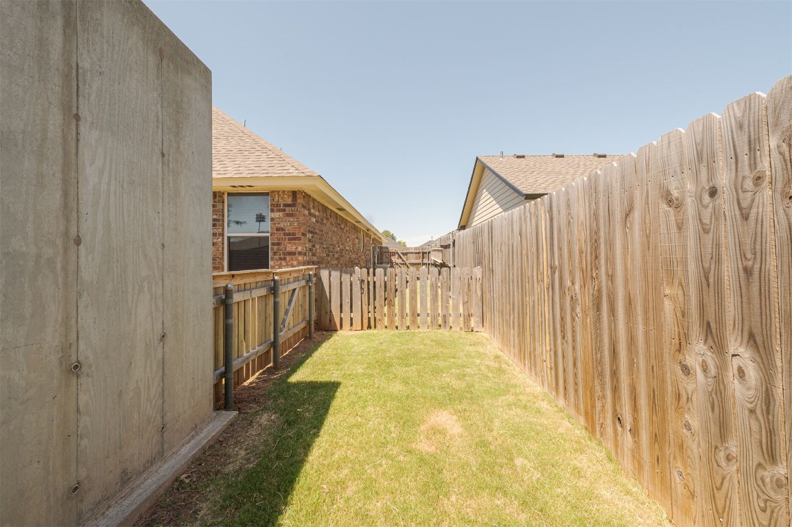 9306 Buttonfield Avenue, Moore, OK 73160 view of yard