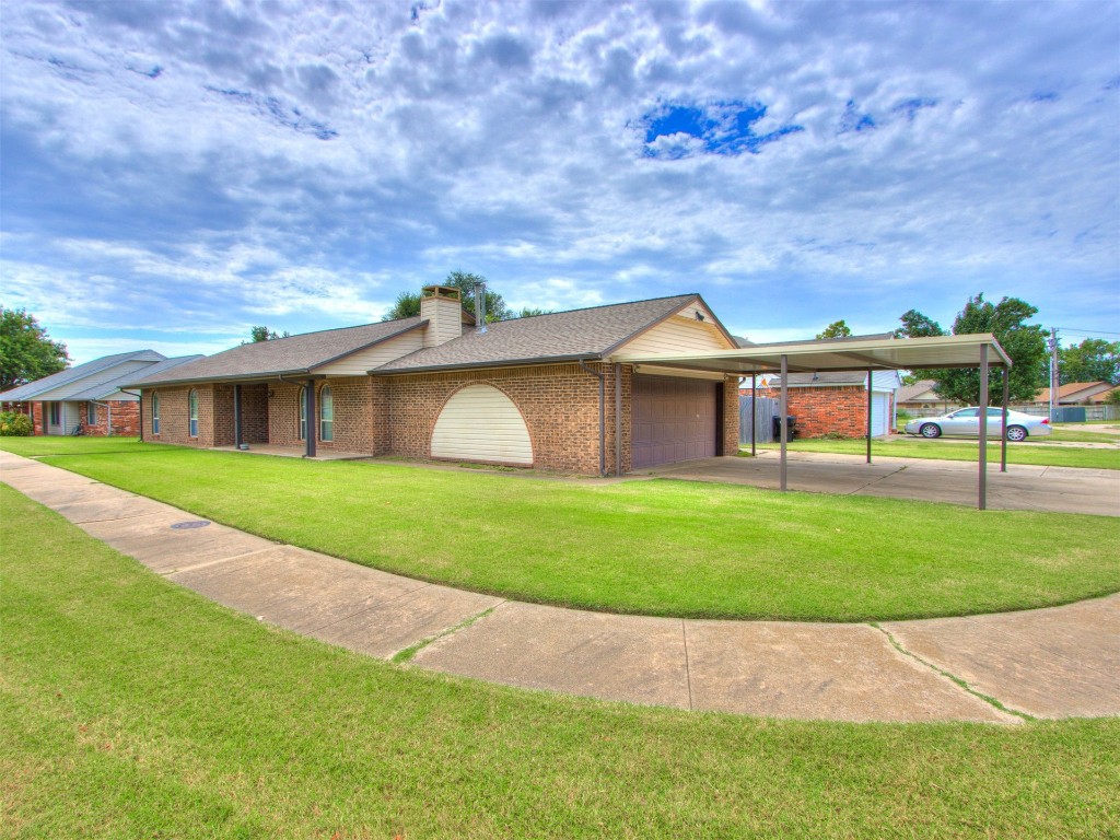 716 Lonnie Lane, Moore, OK 73170 ranch-style home with a front yard and garage