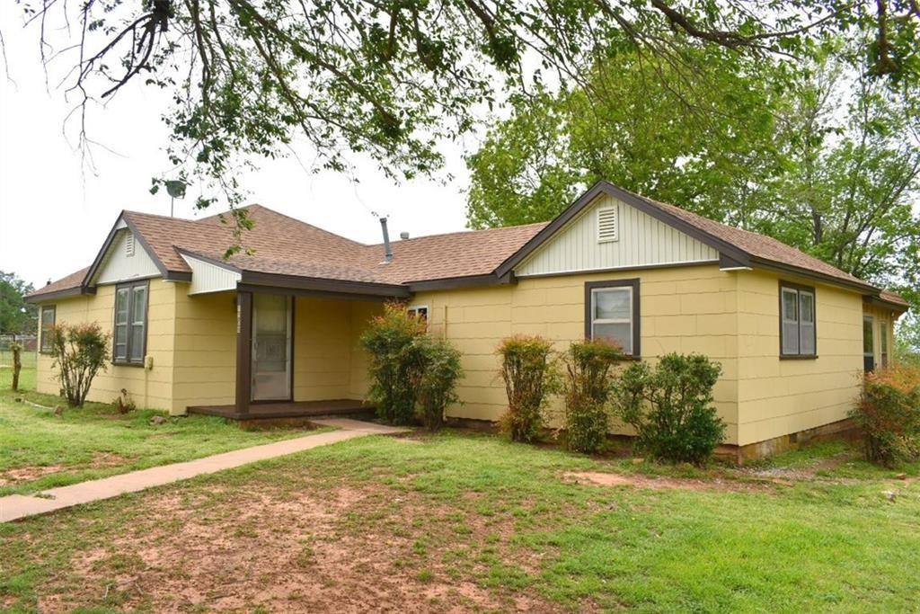 1208 S Grand, Ninnekah, OK 73067 single story home with a front yard