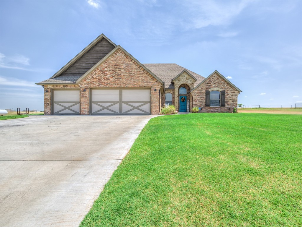 1123 S Czech Hall Road, Tuttle, OK 73089 view of front of property featuring garage and a front lawn