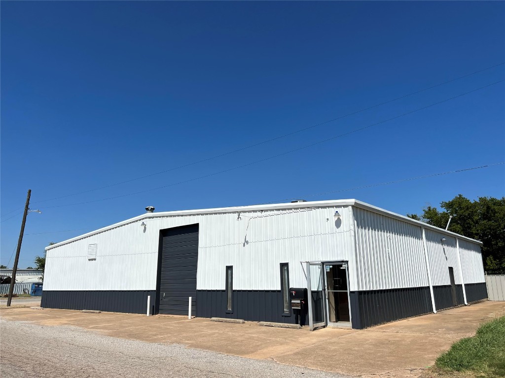 6000 square foot commercial building with 3 offices, receptionist area, kitchen area, bathroom and 4 large stalls. exterior and office have been update. Clean and ready for build out. Plenty of parking and great location in Moore near downtown.