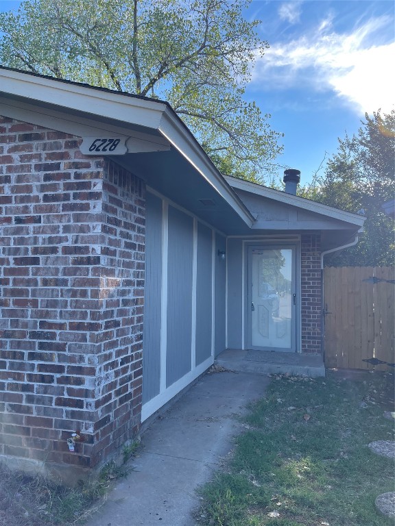 Charming half duplex. New paint, new carpet, new appliances.  Easy access to Tinker AFB, Heart Hospital, I-240, and Neighborhood Wal-Mart in close proximity.  Perfect for Investor or first time home buyer.