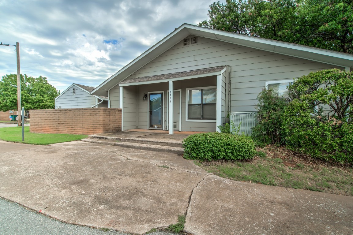 Attention Investors! Great location! Check out this Fixer Upper opportunity for a townhouse in North Okc!
The possibilities are endless!
Property to be Sold "AS IS" With No Repairs by the Seller.
HVAC Does Not Work Seller Offering a $9,000 HVAC Credit w/Acceptable Offer.