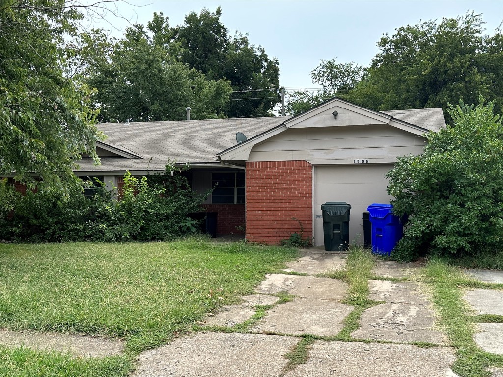 Check out this nice 3 bed/2 bath property in Norman that needs some TLC! Has great potential. To be sold AS IS with no repairs. Seller will not remove junk/belongings from property. Disclosure: Listing agent is related to seller, OREC lic #155438.