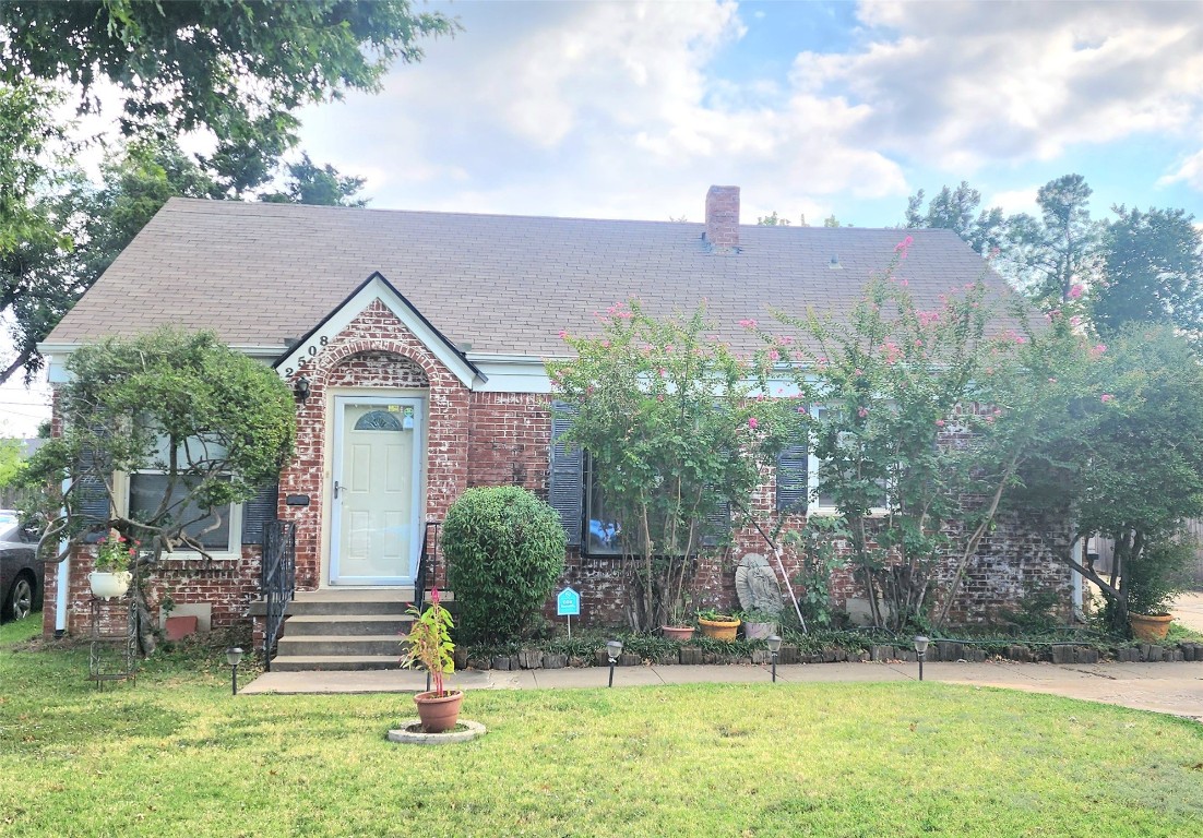 IF YOUR BUYERS ARE LOOKING FOR A WARM AND COZY HOME, THIS ONE IS JUST PERFECT.  CHARMING MOVE-IN READY HOUSE IN THE SOUGHT AFTER CLEVELAND NEIGHBORHOOD/SCHOOL DISTRICT WITH EASY ACCESS TO SHOPPINIG, HIGHWAYS, RETAURANTS, MIDTOWN, THE PLAZA DOSTRICT, ETC.  GREAT BUY IN THIS POPULAR AREA!
