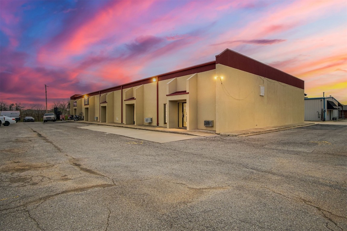 2 connected units available for Lease.  Each unit has office in the front and large warehouse in the back with roll up door. Each unit is approx 1610sf and can be leased separately or together.  Lease terms are negotiable. 
Owner / Realtor #171336