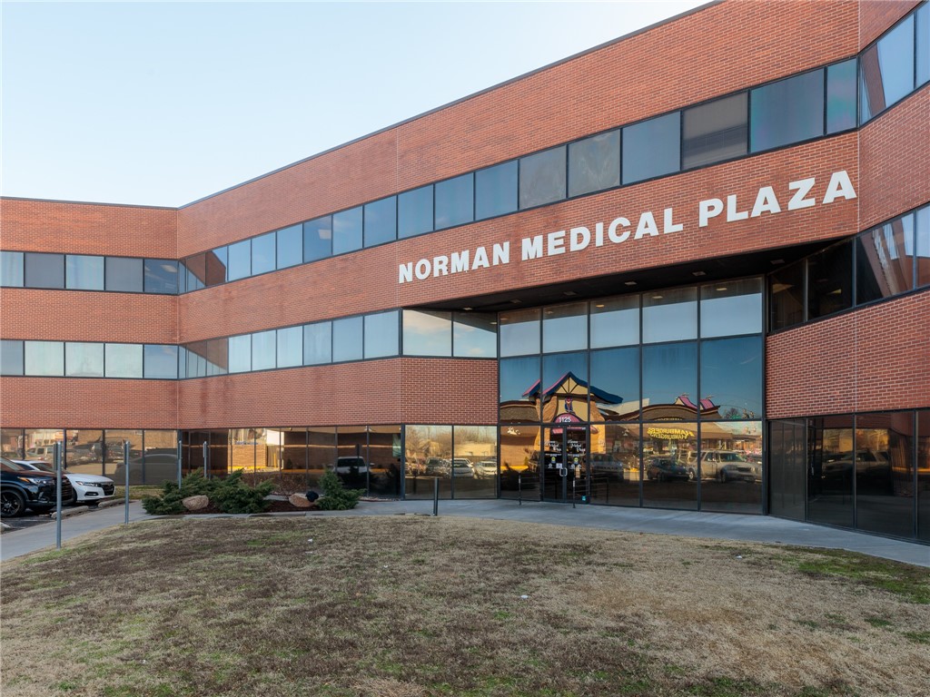 1500 square feet available for lease in the Norman Medical Plaza building located at Porter and Robinson by Norman Regional Hospital. Suite 104 is on the ground floor and features a reception/waiting area, reception desk with glass divider, 6 built in desks, a private office with a private bathroom. 3 year minimum lease.
