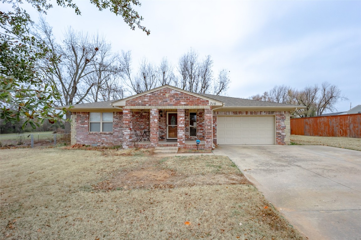 715 Edgewood Drive, Choctaw, OK 73020 ranch-style house featuring a garage and a front yard