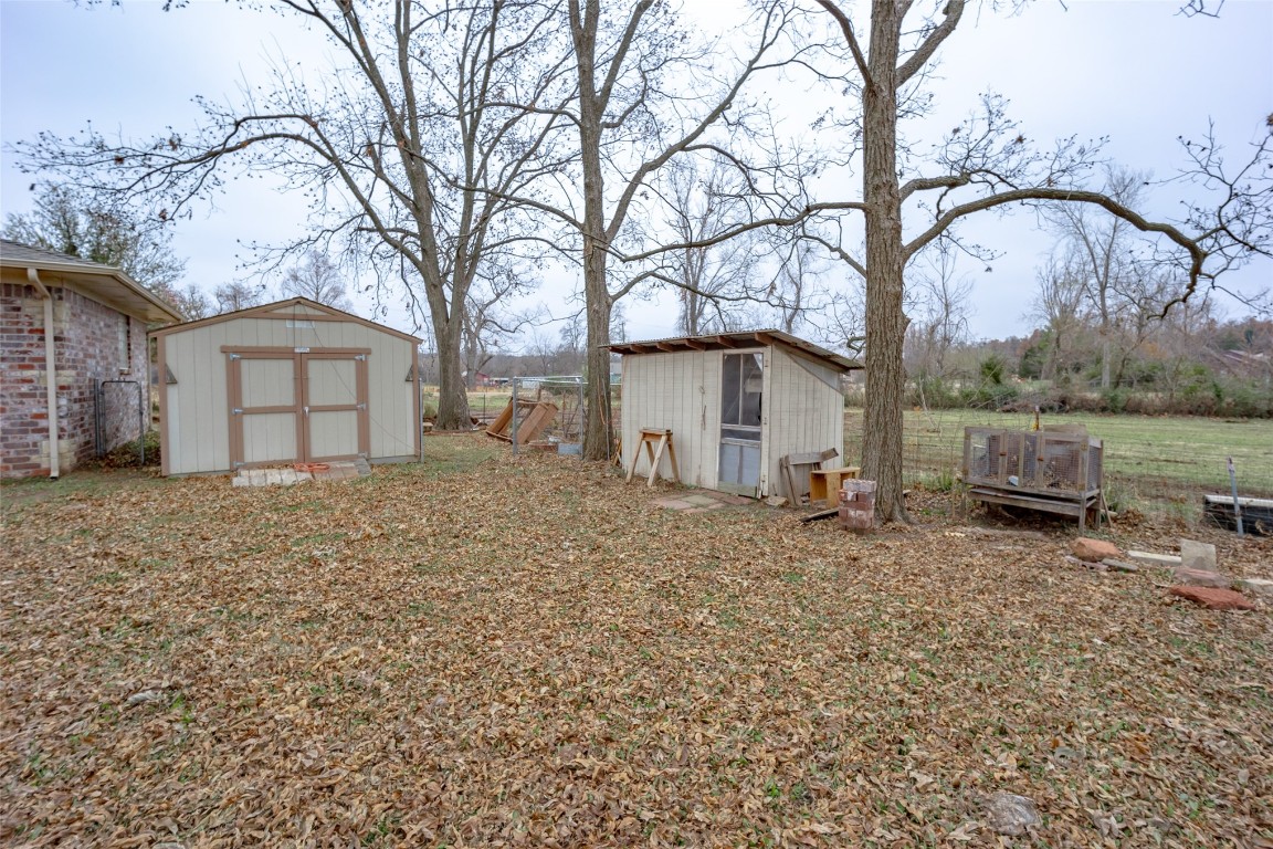 715 Edgewood Drive, Choctaw, OK 73020 view of yard featuring a storage shed