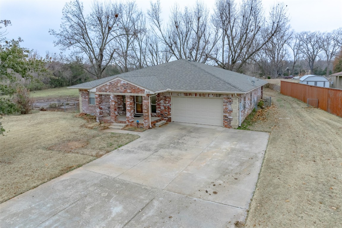 715 Edgewood Drive, Choctaw, OK 73020 single story home featuring an outdoor structure and a garage