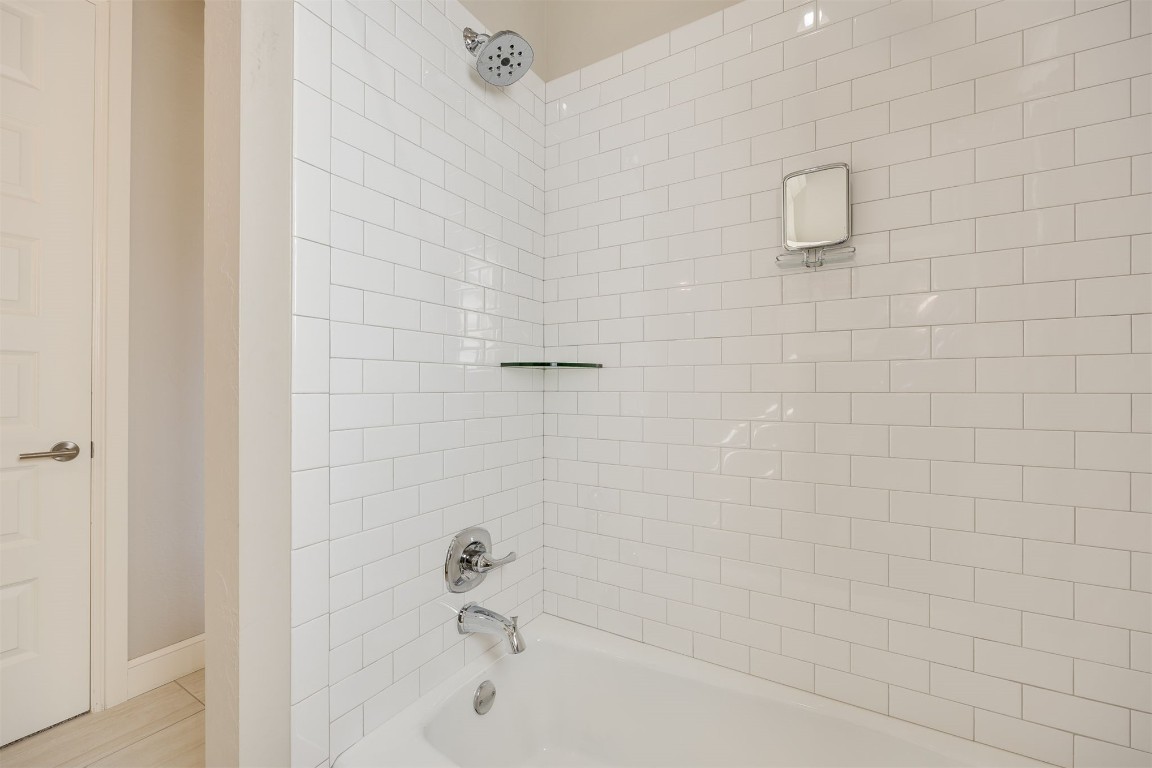 6332 Wentworth Drive, Edmond, OK 73025 bathroom featuring tiled shower / bath combo