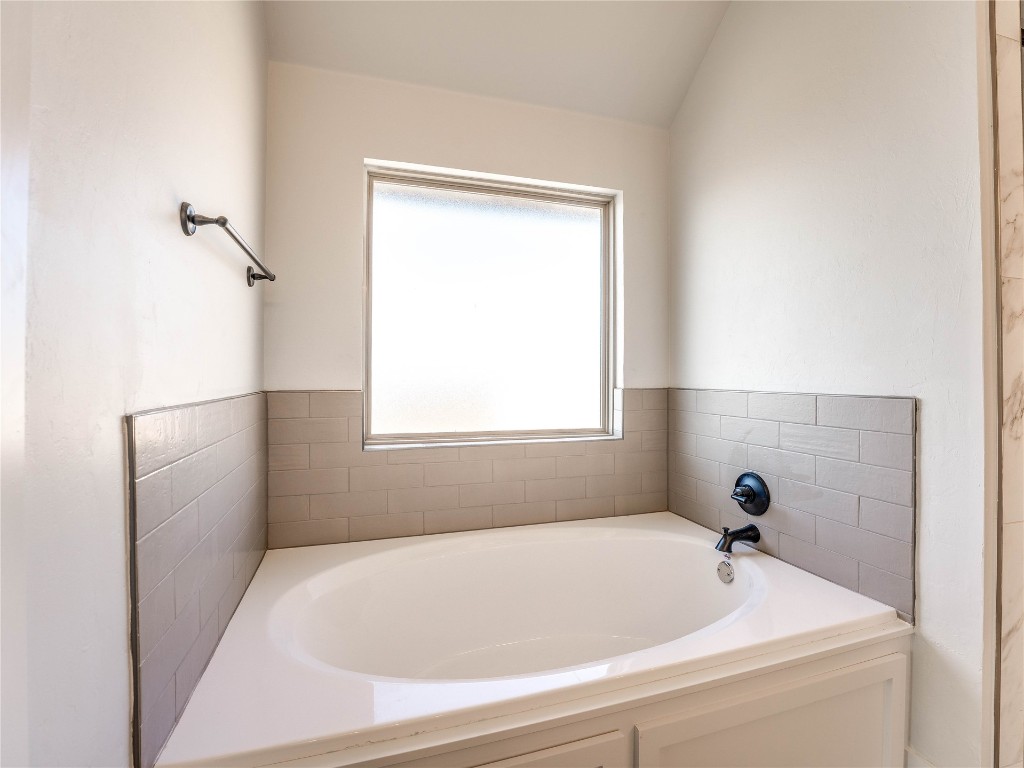 124 W Lynn Court Drive, Mustang, OK 73064 bathroom with a washtub