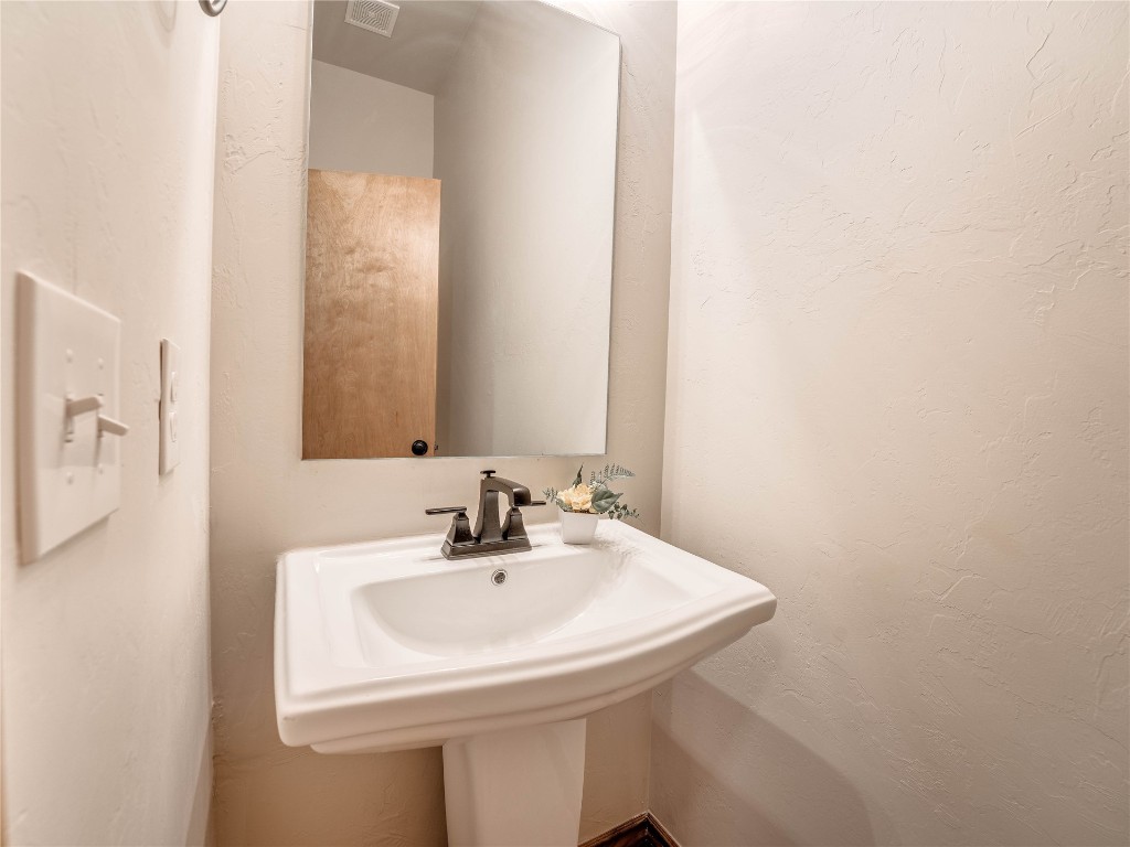 10517 NW 33rd Street, Yukon, OK 73099 bathroom with sink
