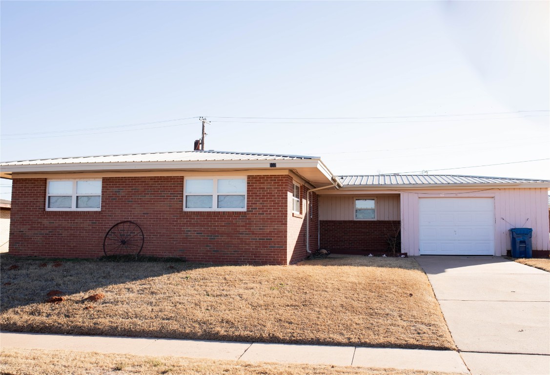 107 Cimarron Road, Burns Flat, OK 73647 ranch-style house featuring a garage