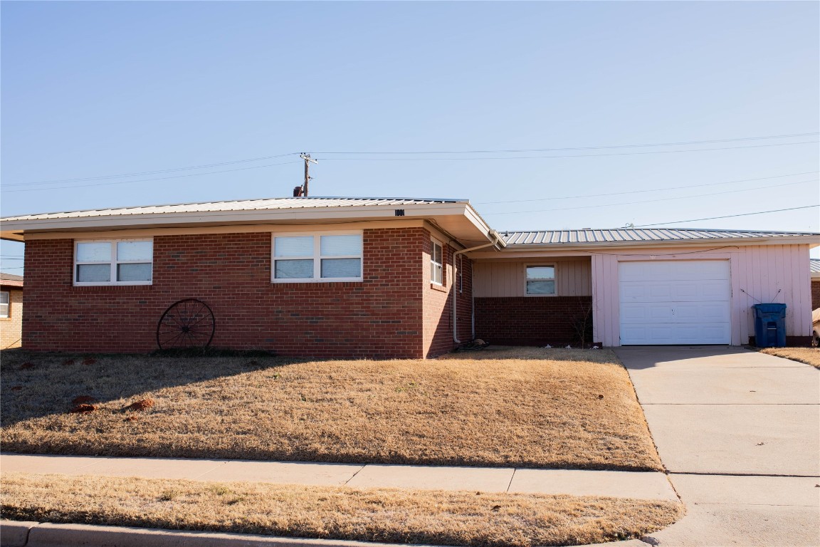 107 Cimarron Road, Burns Flat, OK 73647 ranch-style home featuring a garage