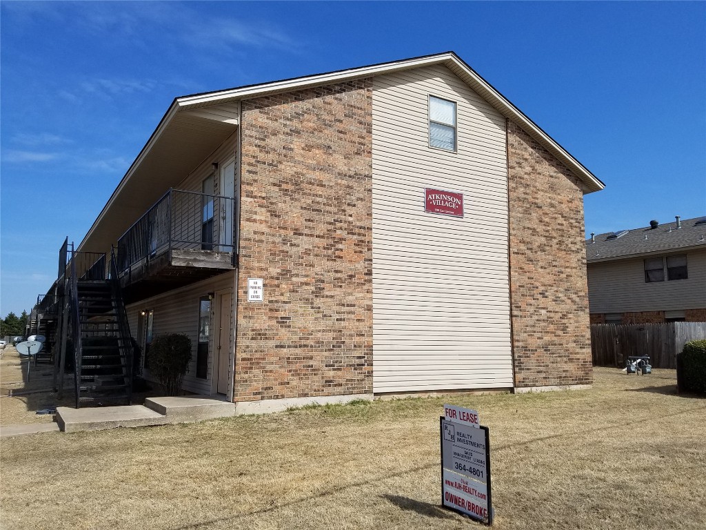 A 2 Bedroom, 1 Bathroom upstairs apartment with approx. 850 Sq. Ft. This unit comes equipped with all kitchen appliances and a stacked Washer/Dryer.

*** Accepts Norman Housing ***

Tenant pays Electric, Gas, and water
Listing broker is an owner of this home with license #071687.