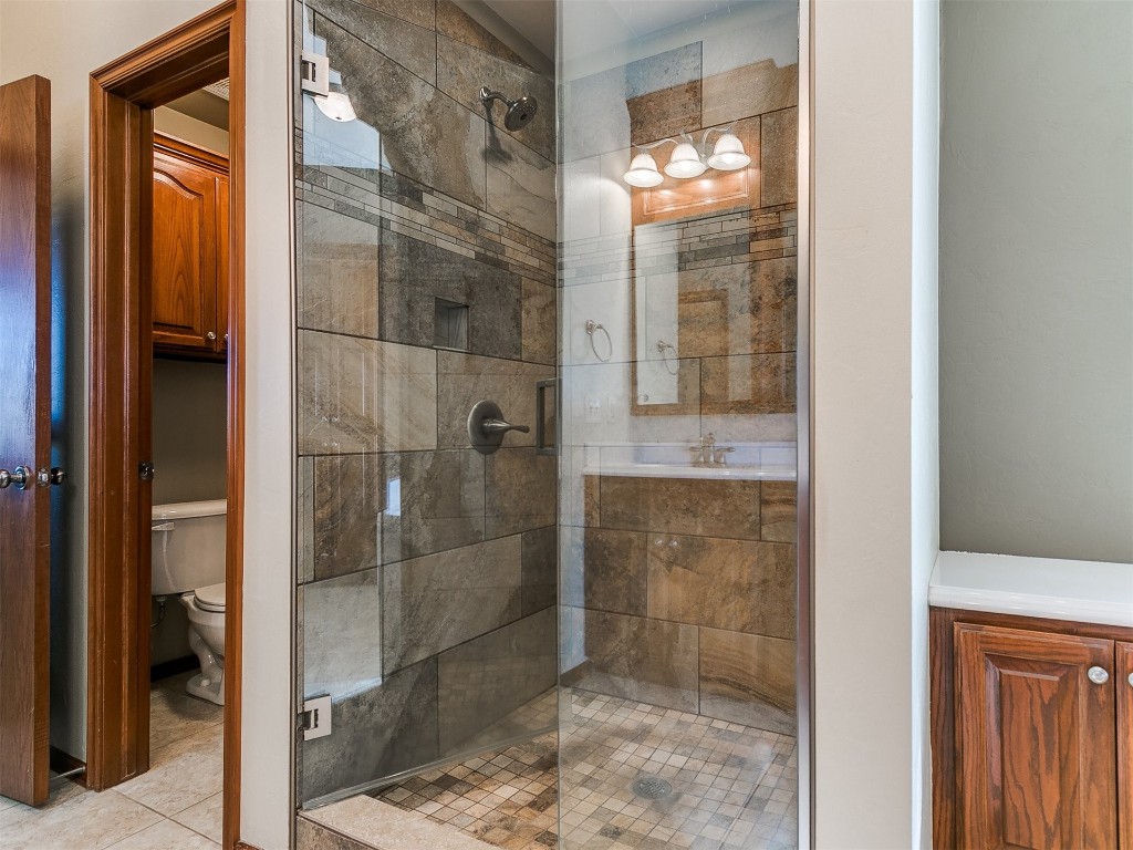 12400 Olivine Terrace, Oklahoma City, OK 73170 bathroom featuring tiled shower, large vanity, toilet, and tile flooring
