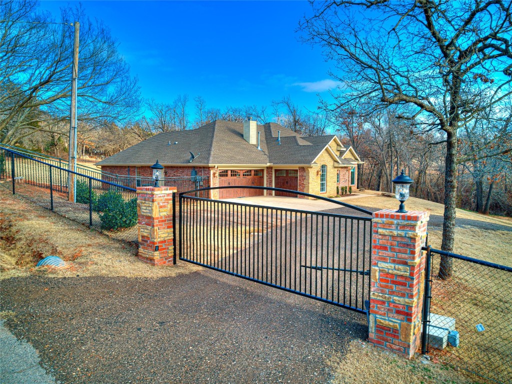 2351 E Lakewood Drive, Guthrie, OK 73044 view of front of property