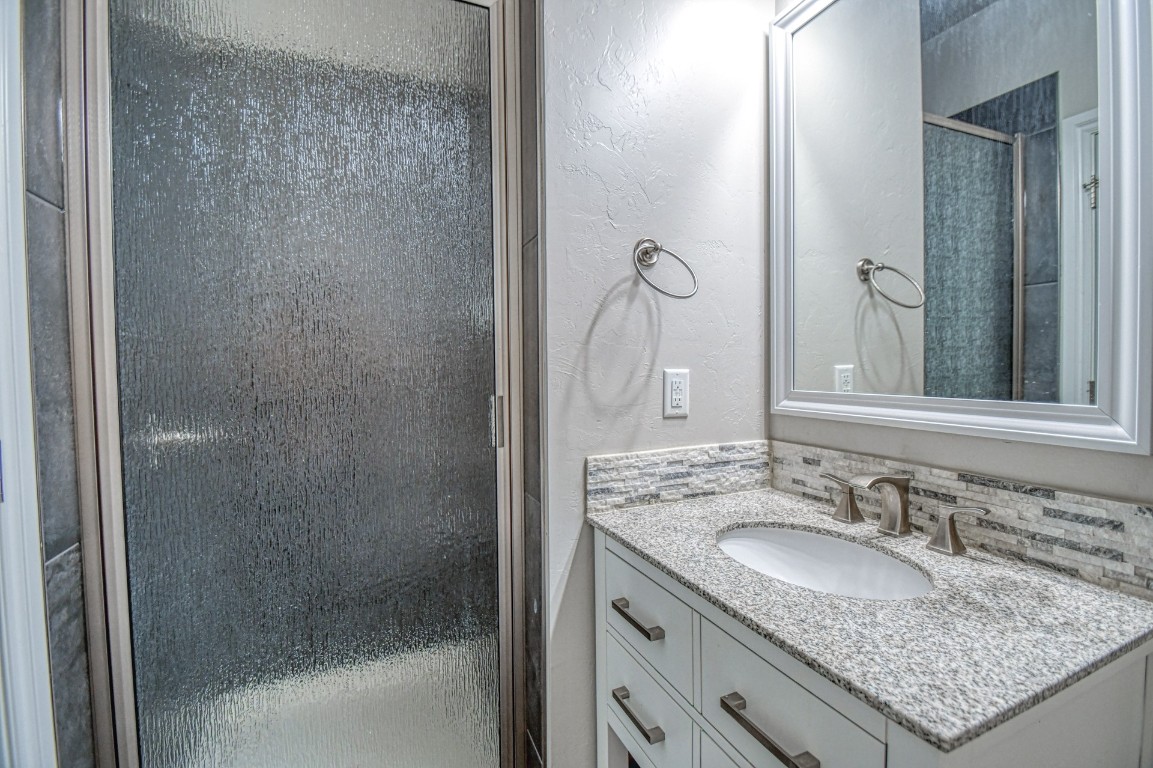 3935 Huntington Parkway, Choctaw, OK 73020 bathroom featuring an enclosed shower and oversized vanity