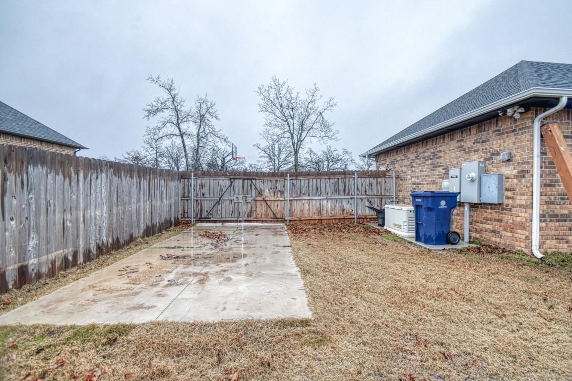3935 Huntington Parkway, Choctaw, OK 73020 view of yard with a patio
