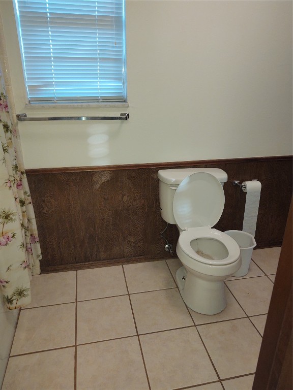1240 COUNTY Road, Carnegie, OK 73015 bathroom featuring toilet and tile floors