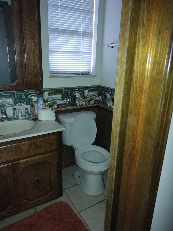1240 COUNTY Road, Carnegie, OK 73015 bathroom with vanity, toilet, backsplash, and tile flooring