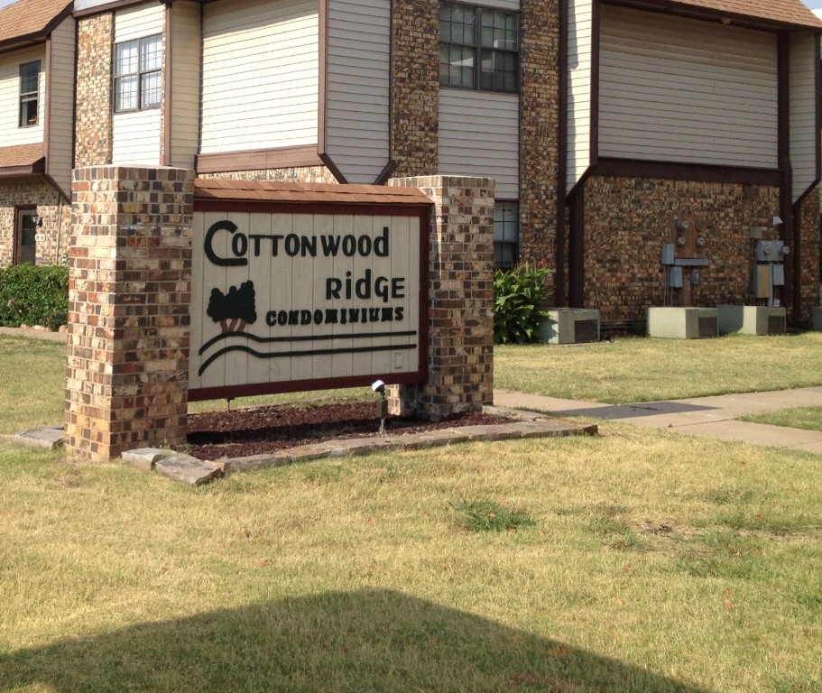 Two bedroom condo at Cottonwood Ridge. Upstairs flat with cozy fireplace and 1.5 baths. Good size living area and dining room. Central heat and air conditioning. Affordable price close to University of Oklahoma and Shopping. The Condominium Association include water, sewer, trash, roof, exterior and common area maintenance.