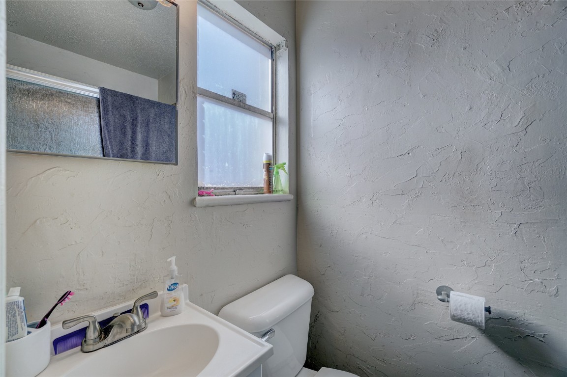 2505 N Hammond Avenue, Oklahoma City, OK 73127 bathroom featuring sink, a textured ceiling, and toilet
