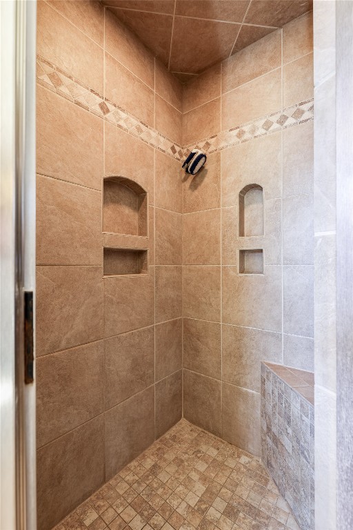 1941 Oak Creek Terrace, Edmond, OK 73034 bathroom featuring tiled shower