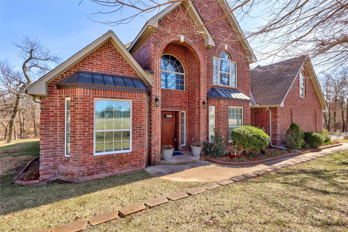 1941 Oak Creek Terrace, Edmond, OK 73034 view of front of house featuring a front lawn
