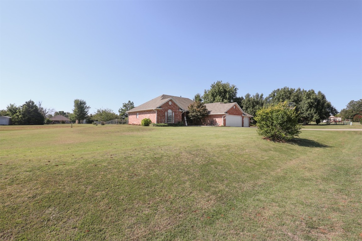 5808 E McMillin Dr, Tuttle, OK 73089 view of yard