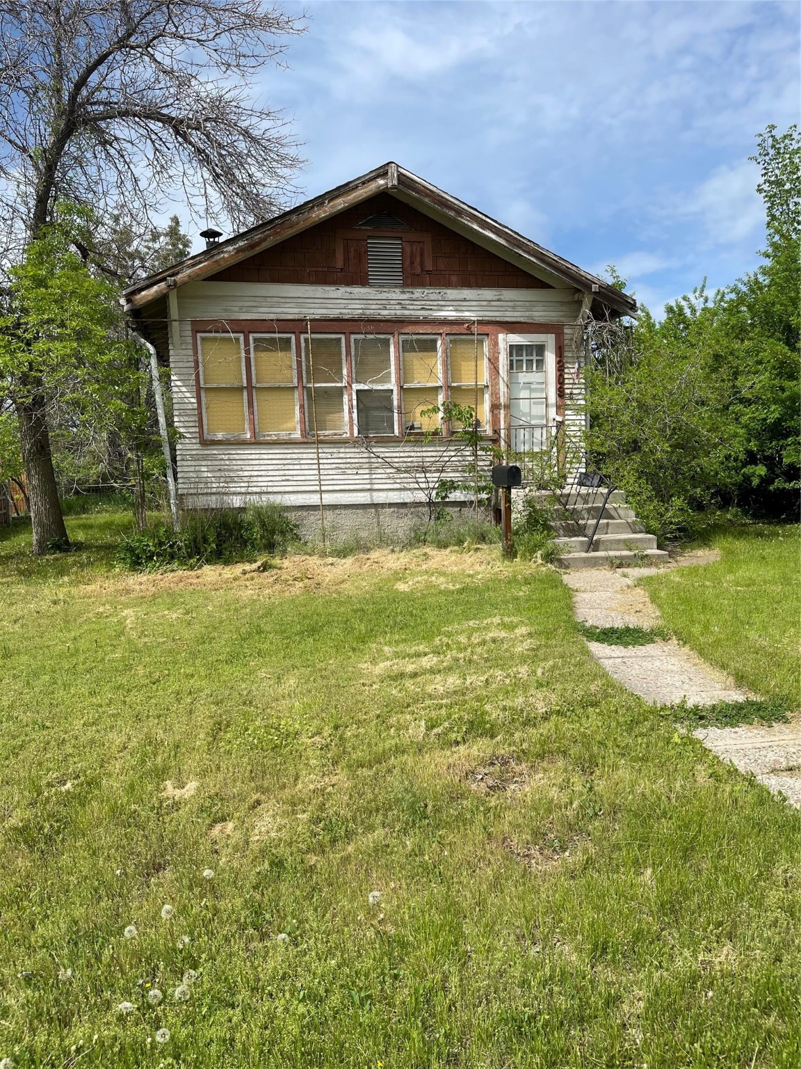 FANTASTIC FIXER - GREAT OPPORTUNITY for someone who wants to ADD SOME LOVE to this home! Featuring 3 beds/1 bath, partially fenced yard and a 2-car detached garage.

Yes it is sad when a charmer like this one loses its luster, but it is time to REVIVE IT! 

Listed by Melissa Dascoulias.