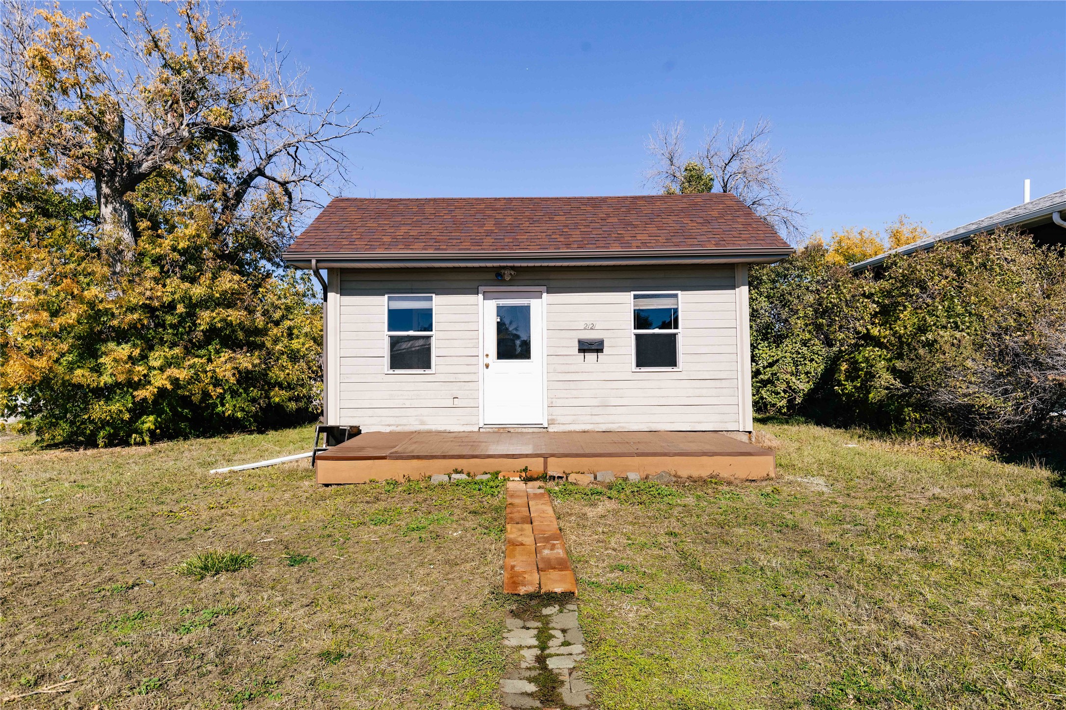 CUTE & COZY BUNGALOW with a FRESH BEAUTIFUL KITCHEN! This 1 bed 2 bath home is affordably priced and features a 2 car garage, fully fenced yard, front deck, and 2nd bathroom in the basement. This is a fantastic starter home and it’s just ready for its new owner! Ln