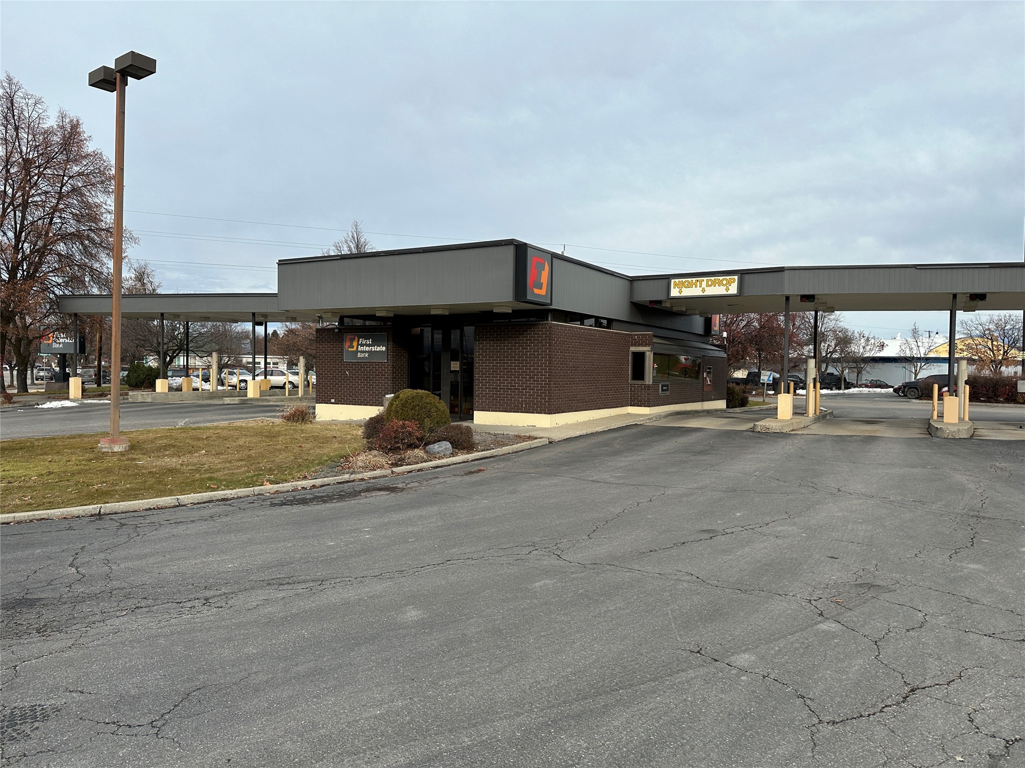 Unique opportunity for a short-term lease at the heart of Kalispell’s Central Business District, complete with eight drive-through lanes. This 1,076-square-foot former bank drive-through is available through late 2024. Building includes a lobby area, open work space, kitchenette, and one bathroom. Sited on prime lot next to Super One grocery store. Great access, parking and visibility. Great location for short-term office needs. $16/sf/yr ~$1435/mo + NNNs.  Call David Stone at 406-250-7249, or your real estate professional.