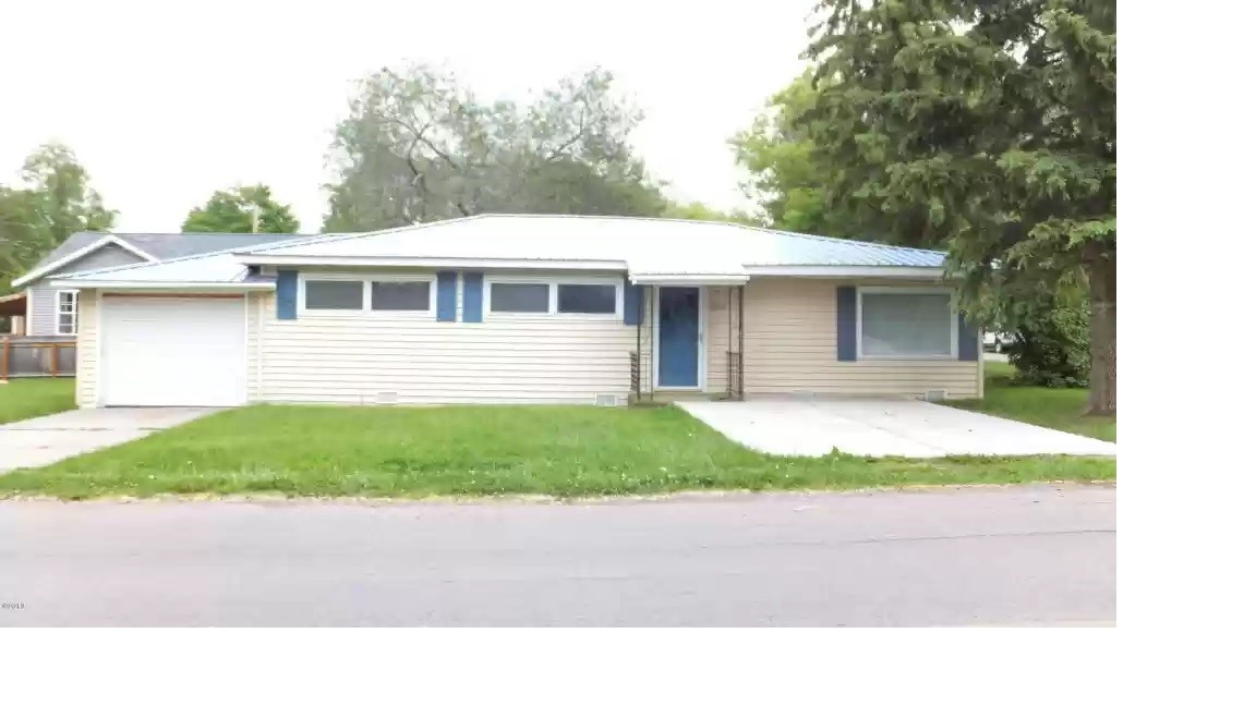 TENANTS NEED 24 HOURS FOR SHOWING, LARGE CORNER LOT WITH ATTACHED GARAGE,CONVENIENT POLSON LOCATION.