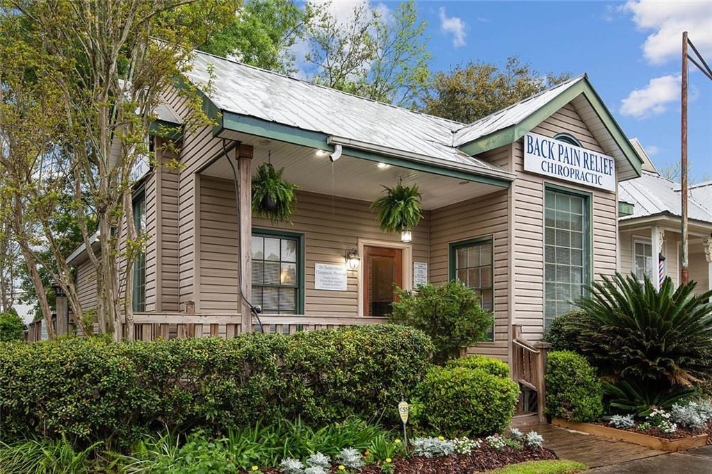 CHARMING COTTAGE STYLE BUILDING PERFECT FOR RETAIL BUSINESS OR SMALL OFFICE. CONVENIENT LOCATION IN HISTORIC DOWNTOWN COVINGTON - CULTURAL DISTRICT, CLOSE TO RESTAURANTS, COFFEE HOUSES, SHOPPING & JUSTICE CENTER - COURTHOUSE. PLENTY OF PUBLIC PARKING.