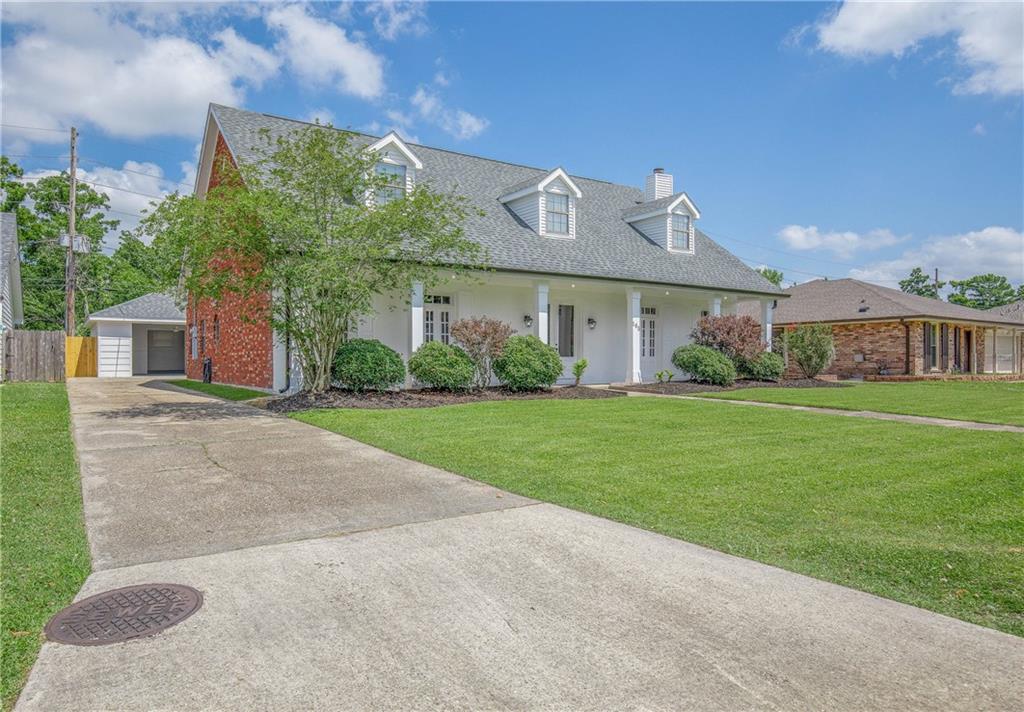 PHENOMENAL RENOVATED HOME WITH FOUR BEDROOMS AND THREE FULL BATHS LOCATED IN DEMAND ORMOND ESTATES.
DOWNSTAIRS FEATURES HIGH CEILINGS IN THE DEN, KITCHEN AND BEDROOMS. LOTS OF NATURAL LIGHT! BEDROOMS ARE SPACIOUS. OPEN FLOOR PLAN WITH PLENTY OF STORAGE. NEW KITCHEN W/ MARBLE COUNTERS, NEW APPLIANCES & WINE COOLER. NEW BATHROOMS, NEW FLOORING. NEW ROOF & GUTTERS. OWNER IS A LICENSED REAL ESTATE AGENT IN LOUISIANA. OWNER/AGENT