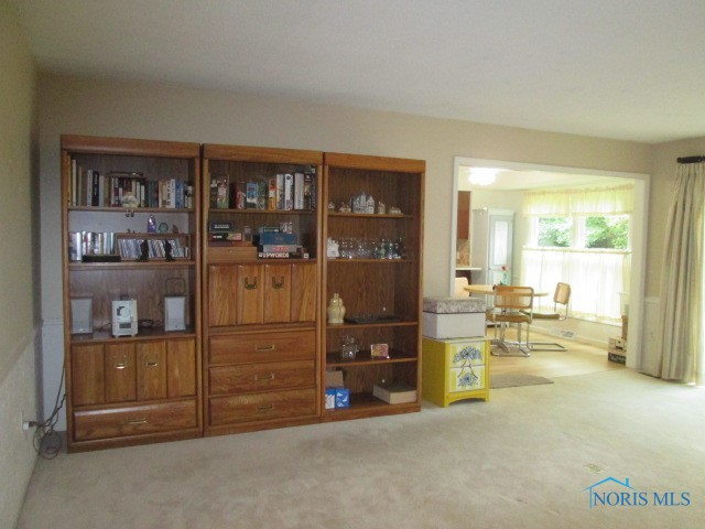 Book Cases In Family  Room NOT Built In
