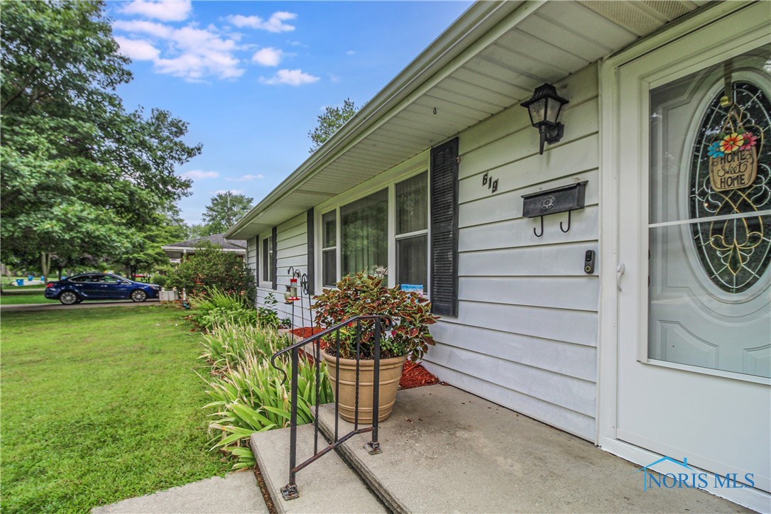 Listing photo id 3 for 619 Brookside Drive