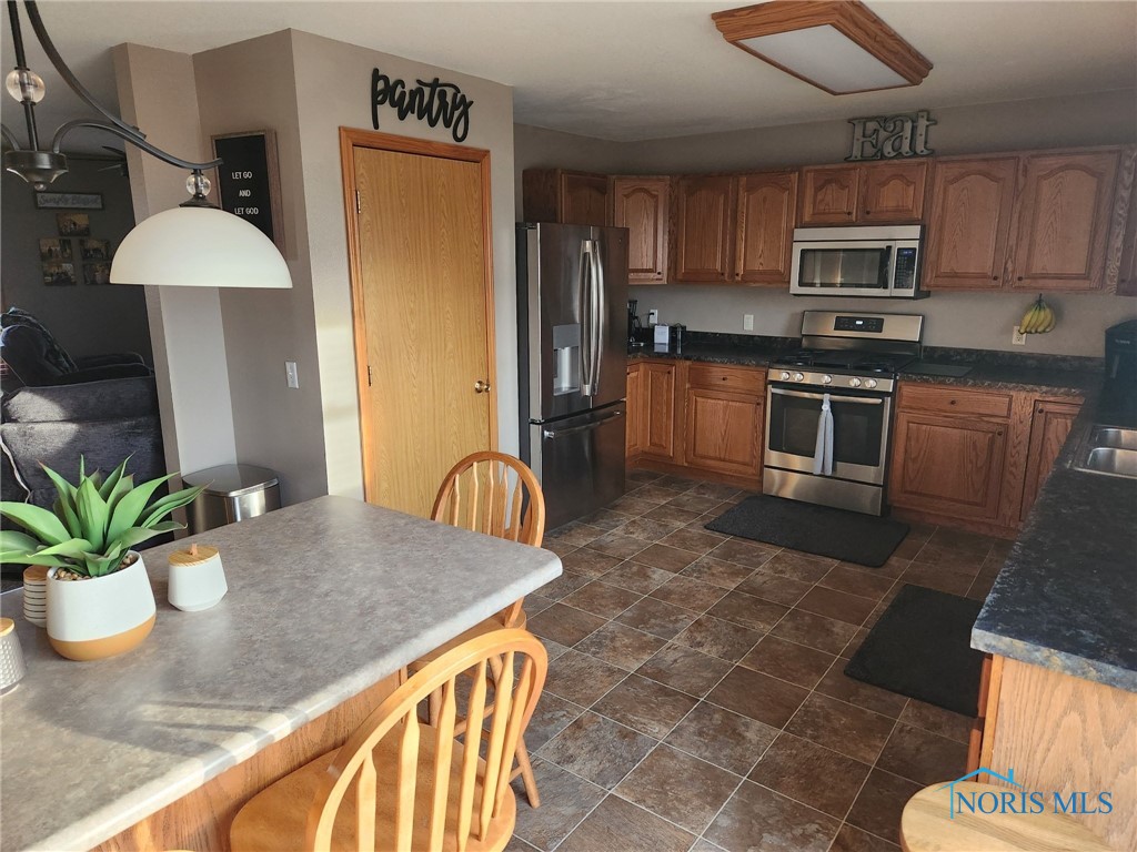 Listing photo id 7 for 210 Larch Lane