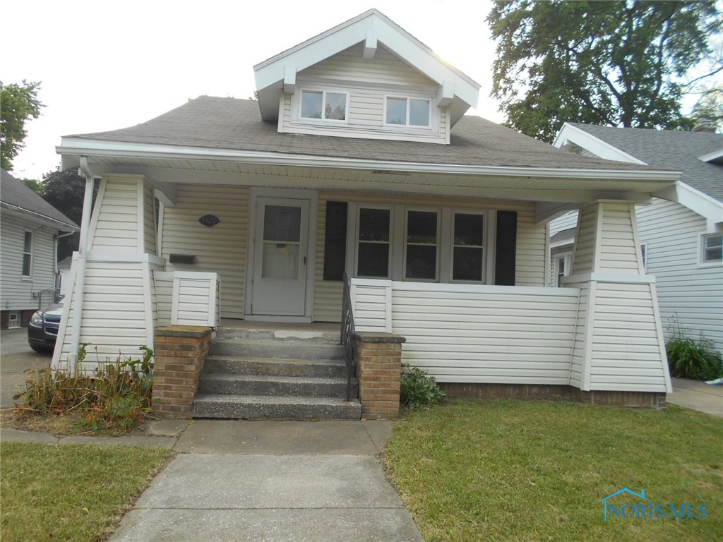 1.5 STORY, 1300 SF , located in Toledo Public School District , 3 BEDROOM, 2 BATH, LIVING ROOM, DINING ROOM, ACCESS TO SHOPPING AND FREEWAY SYSTEM This home is being sold "AS IS". HUD case # 412-922241. Seller will NOT make repairs. No Trespassing. Buyer selects closing agent firm. No keys given at closing. Review property condition report, disclosures, terms. FHA FINANCING IE.