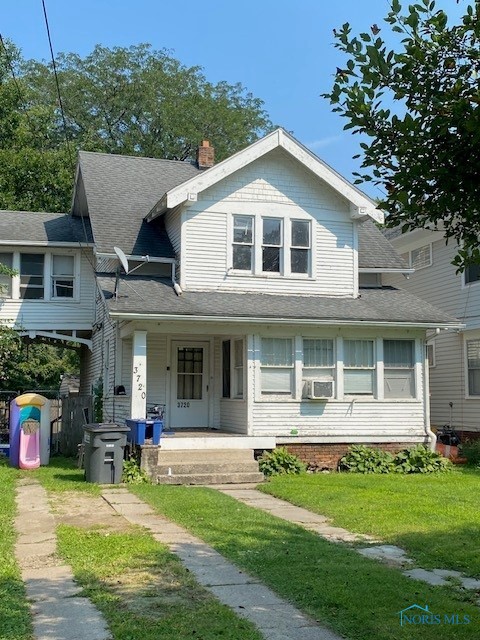 Large 4 bed West Toledo home. Features include hrwd floors, formal DR, LR with attached sunroom and 4 bedrooms. Currently rented for $915/mo until 12/31/23. Can be purchased individually or as a package with 1014 Berdan, 837 Geneva, 1731 Mansfield and 3722 Willys.