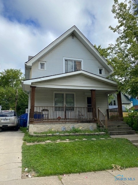 Nice 3 bed 1 bath West Toledo home. Features include large open front porch, LR, formal DR, full bsmt, new furnace (2018) and fenced backyard. Currently tenant occupied at $905/mo on MTM lease. Can be sold individually or as a package with 837 Geneva, 1731 Mansfield, 3720 Willys and 3722 Willys.