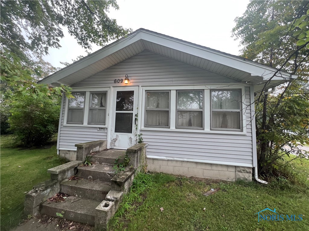 What a unique opportunity to own a great investment, starter home or downsizing home right in Swanton! This cute one bedroom home could be a perfect home in no time with a little TLC! 609 E Garfield is located on the corner of Garfield and Hallett just in town! This home is selling at live auction on October 5th at 4pm with a low minimum bid of only $20,000, you won't want to miss this auction! Preview and registration begin at 3pm!
