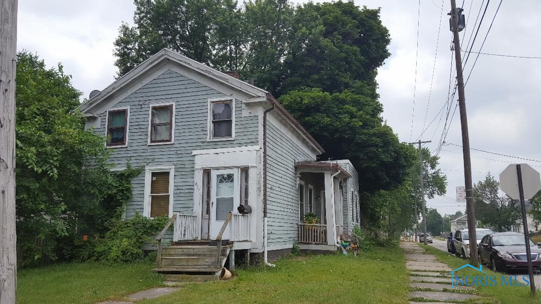 Located in the Vistula Neighborhood, this 3 bedroom home has 100 amp and GFA heat. It is located on a corner lot and is tenant occupied. Rent is $400. Tenant is month to month. Property is being sold "As Is".