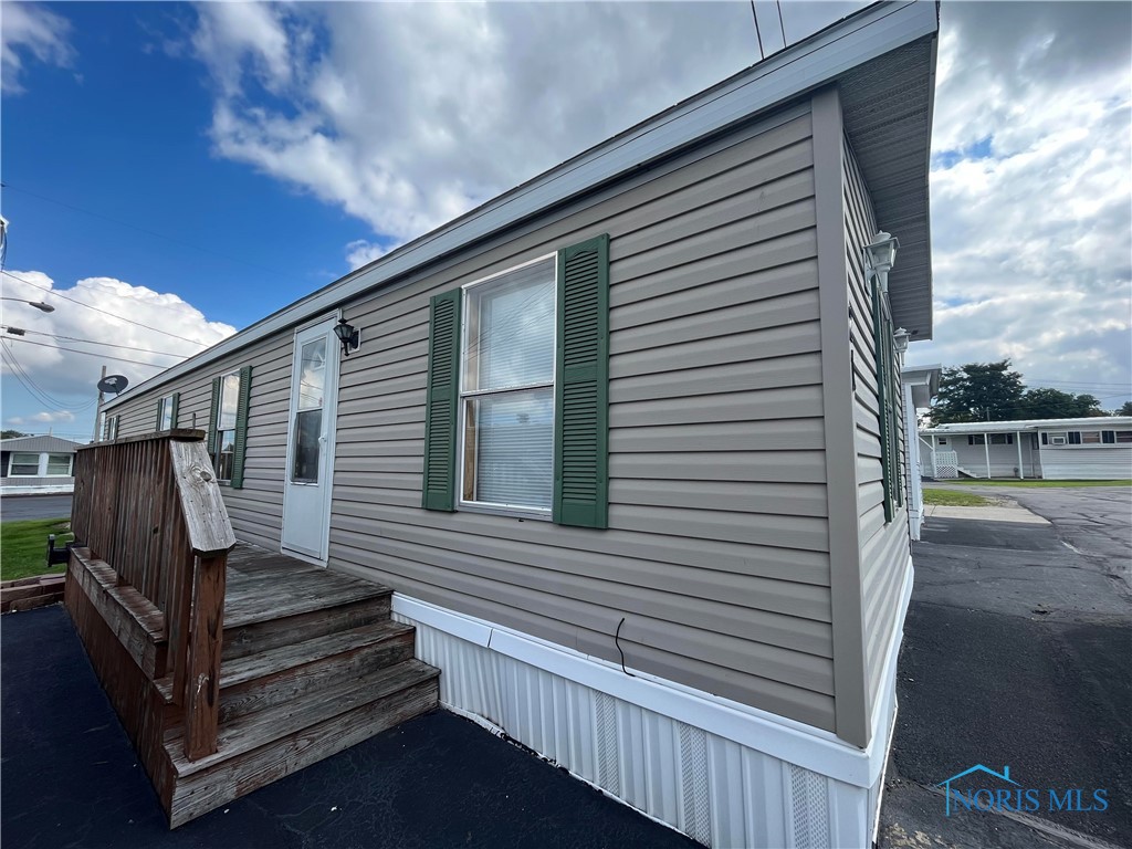 Are you looking for a 2 bedroom/1 bath manufactured home right in the heart of Bellavue? This is the one for you! Schedule a showing today!
