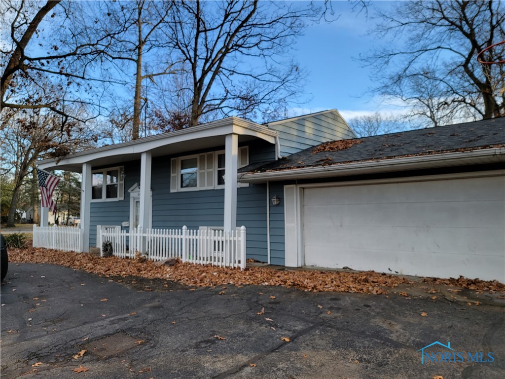 If you are looking for a Great Family home and neighborhood, this home has it all! Many updates include windows, roof, hot water heater, carpet and paint in 2018 & 2019. There is a large garage with room for a couple of toys and also has a fenced yard. The bonus room is for entertaining.