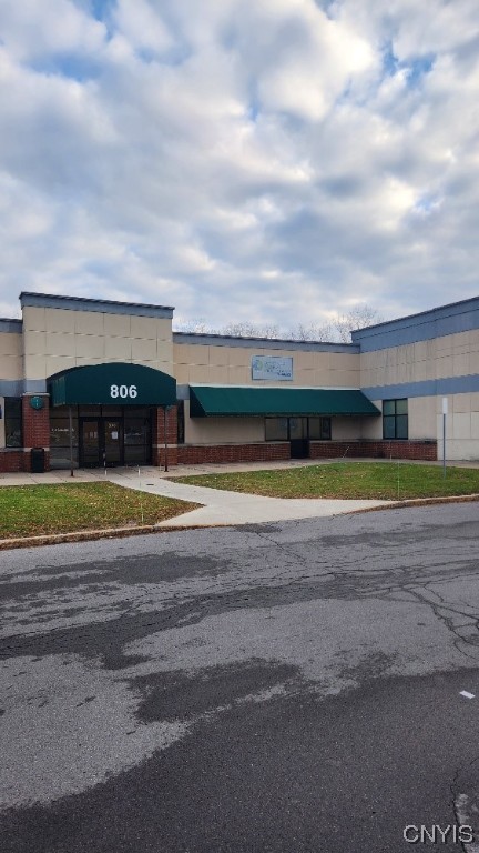 5,574 square feet of medical space available in shopping center. Large waiting room and reception area with 12 exam rooms, business office, physician offices, nurses' stations, Laborataory room, and multiple restrooms. Nicely finished space in a convenient location with plenty of parking.